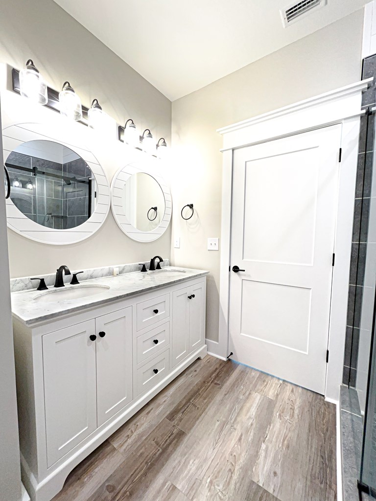 402 California Dr, 32456