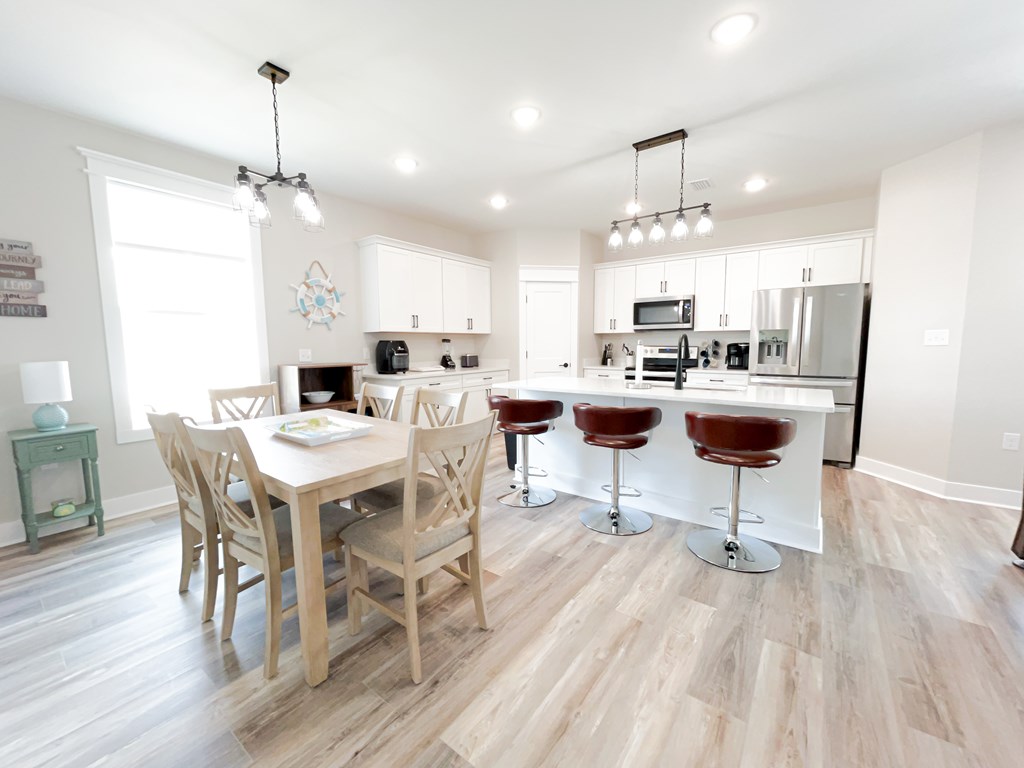 402 California Dr, 32456