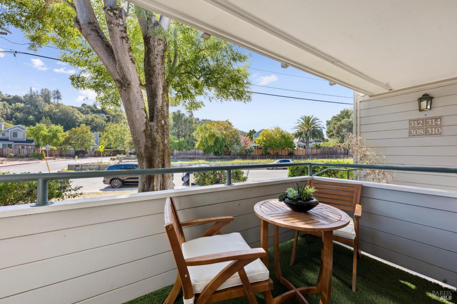 310 Larkspur Plaza Dr