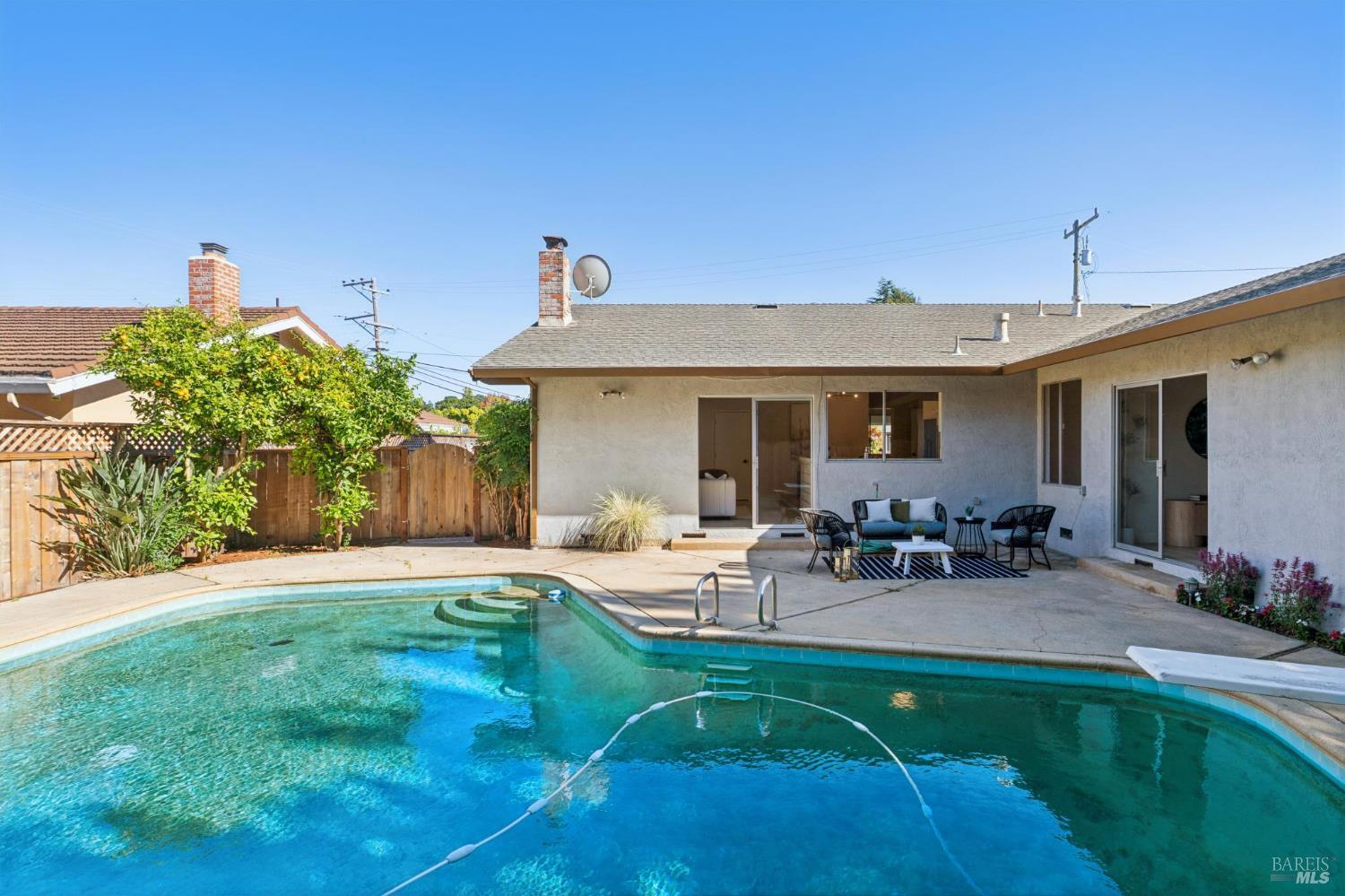 8 W Castlewood Drive