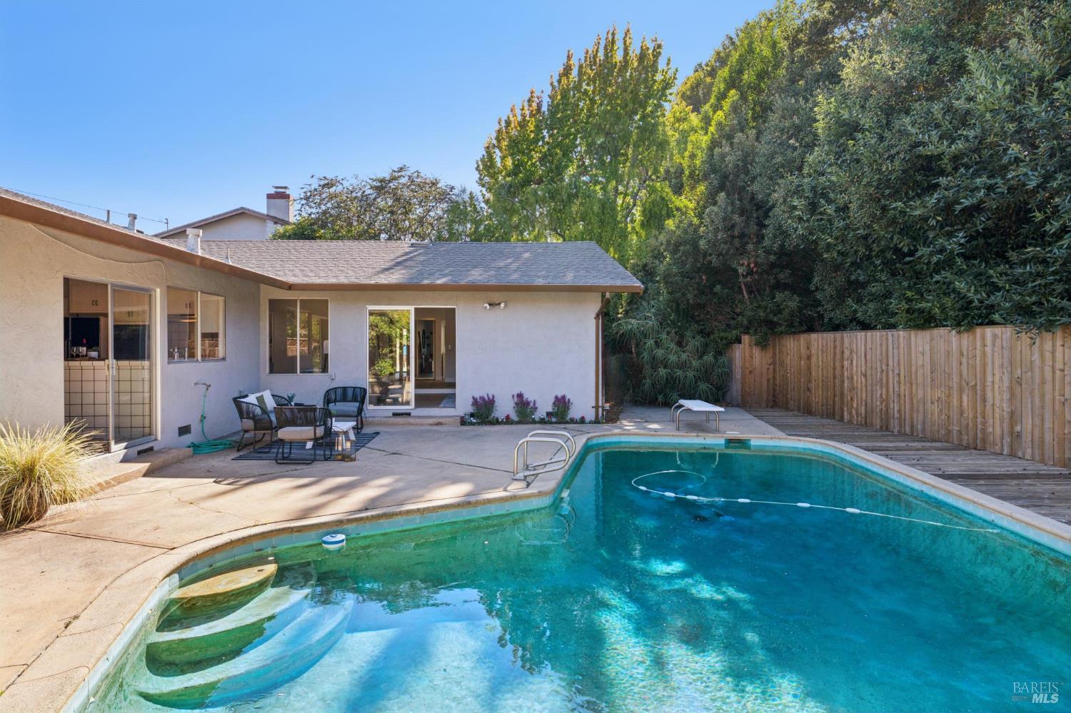 8 W Castlewood Drive