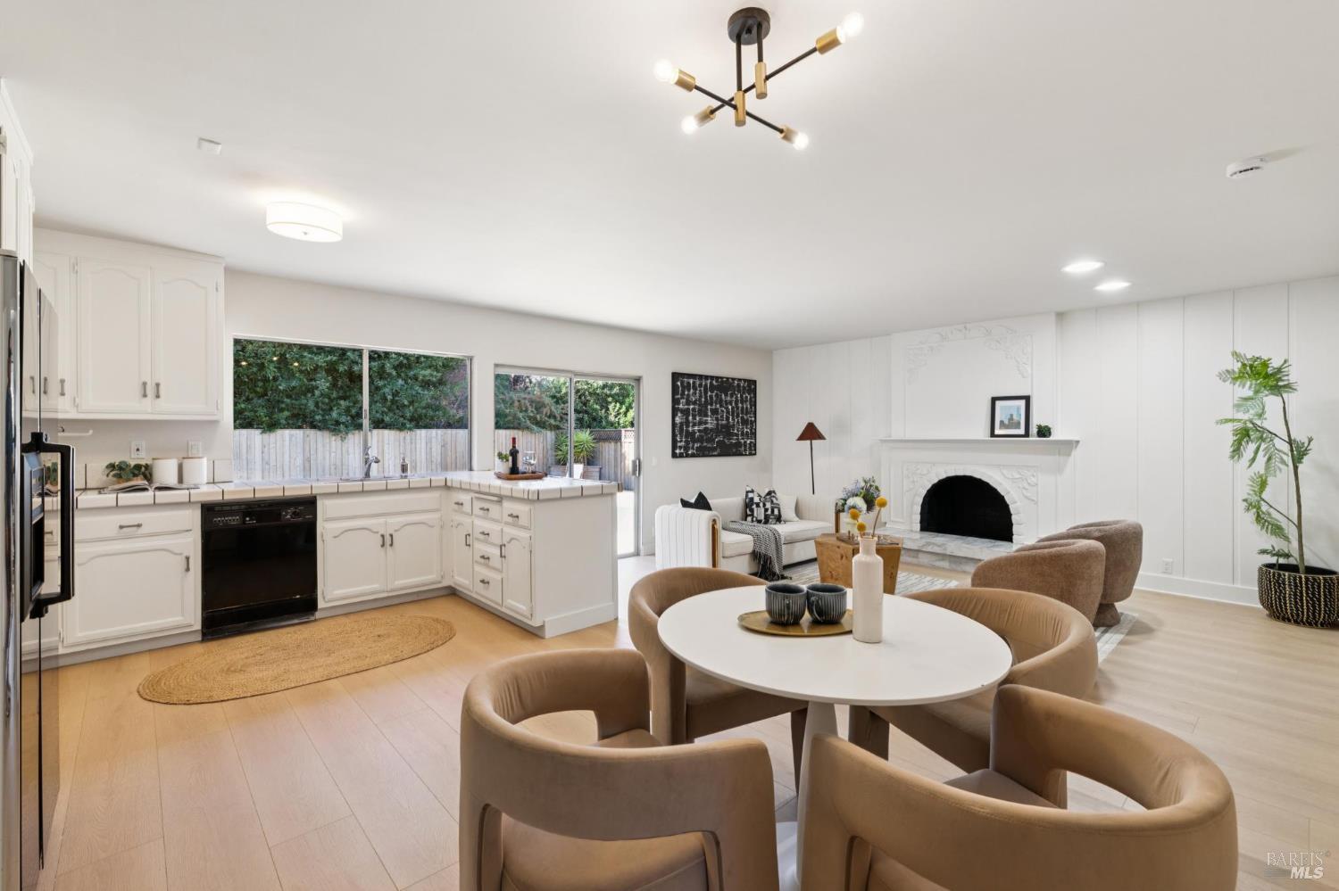 8 W Castlewood Drive