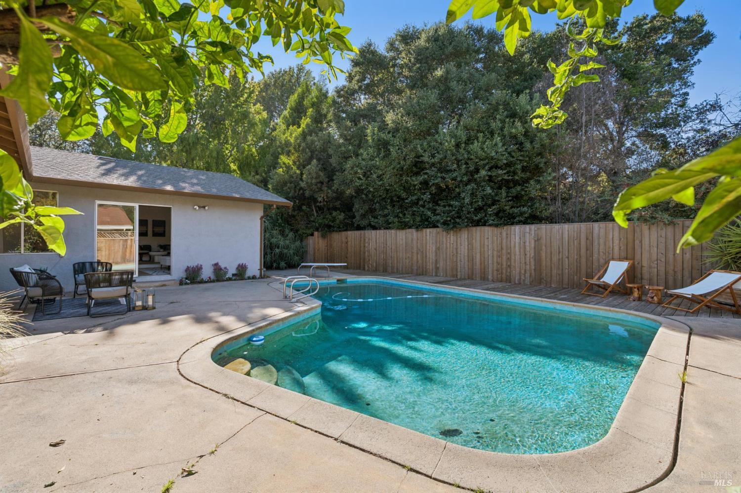 8 W Castlewood Drive