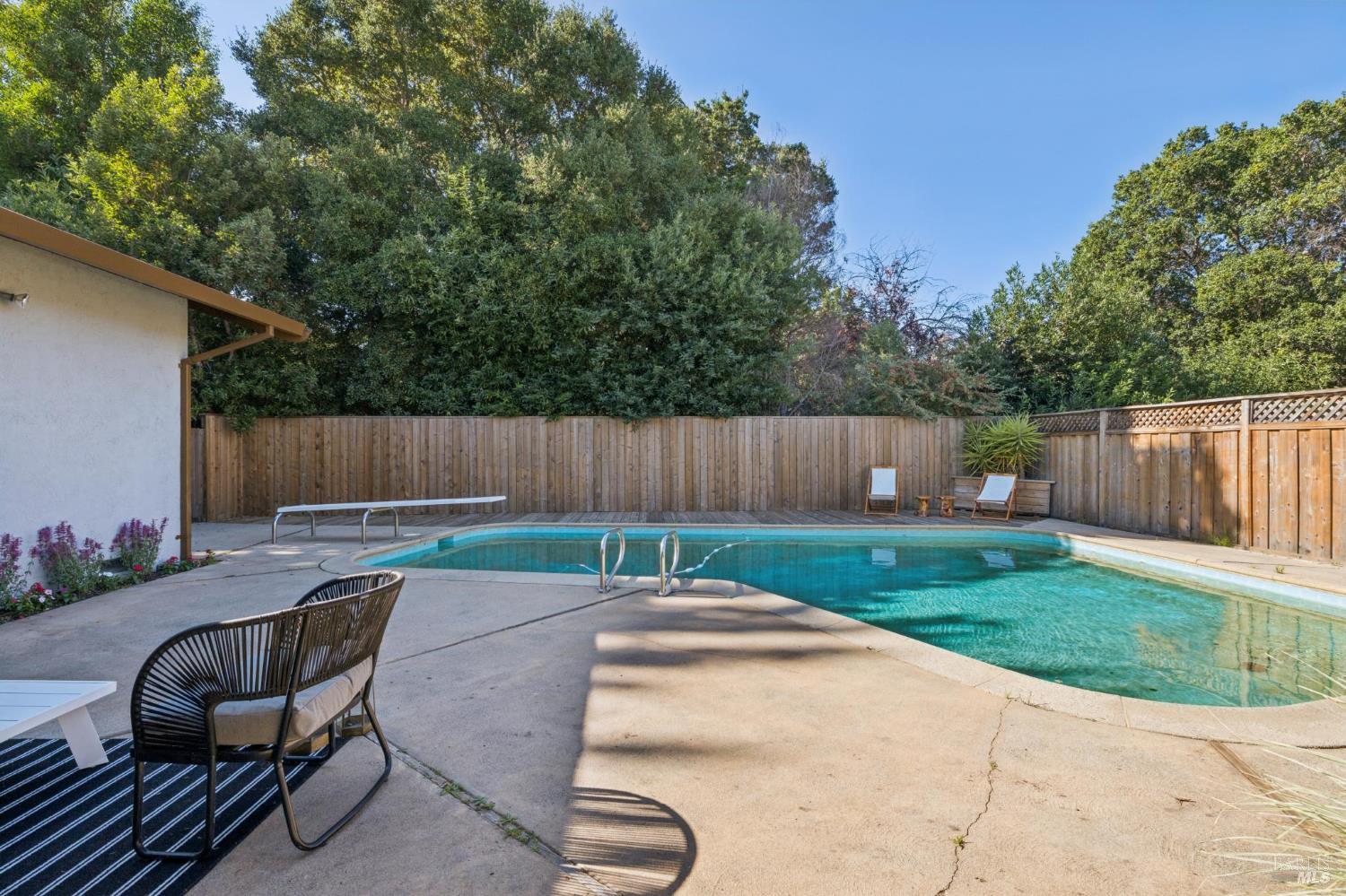 8 W Castlewood Drive