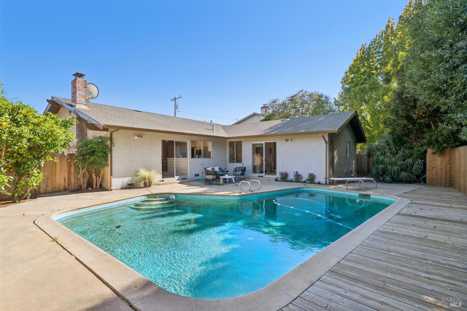 8 W Castlewood Drive