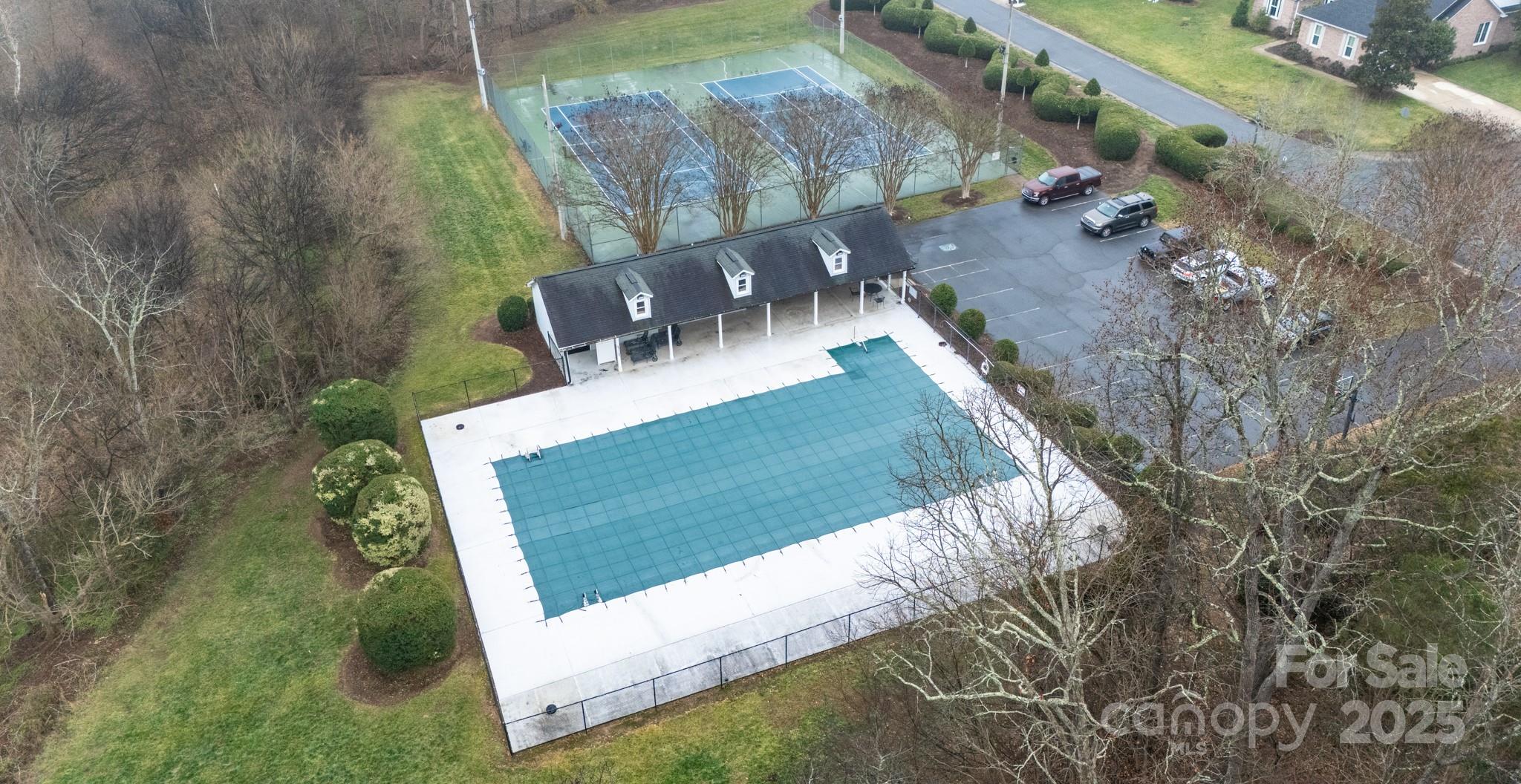 5729 Woodridge Court NW