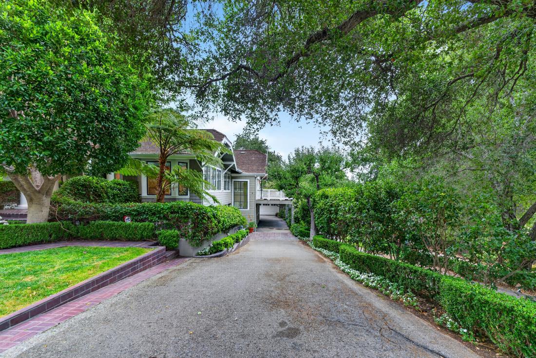 52 Hernandez Avenue