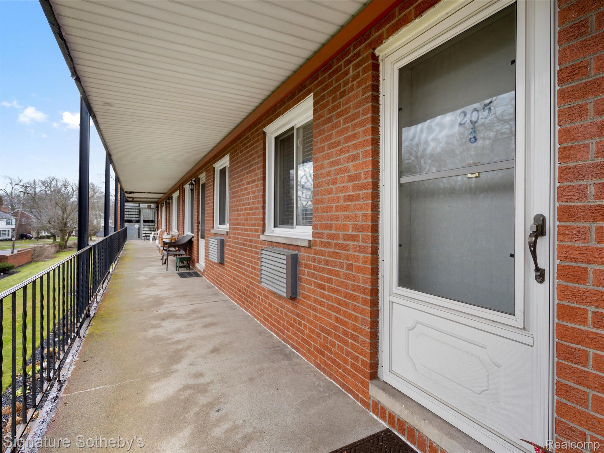 2820 WOODSLEE Drive Unit: 205