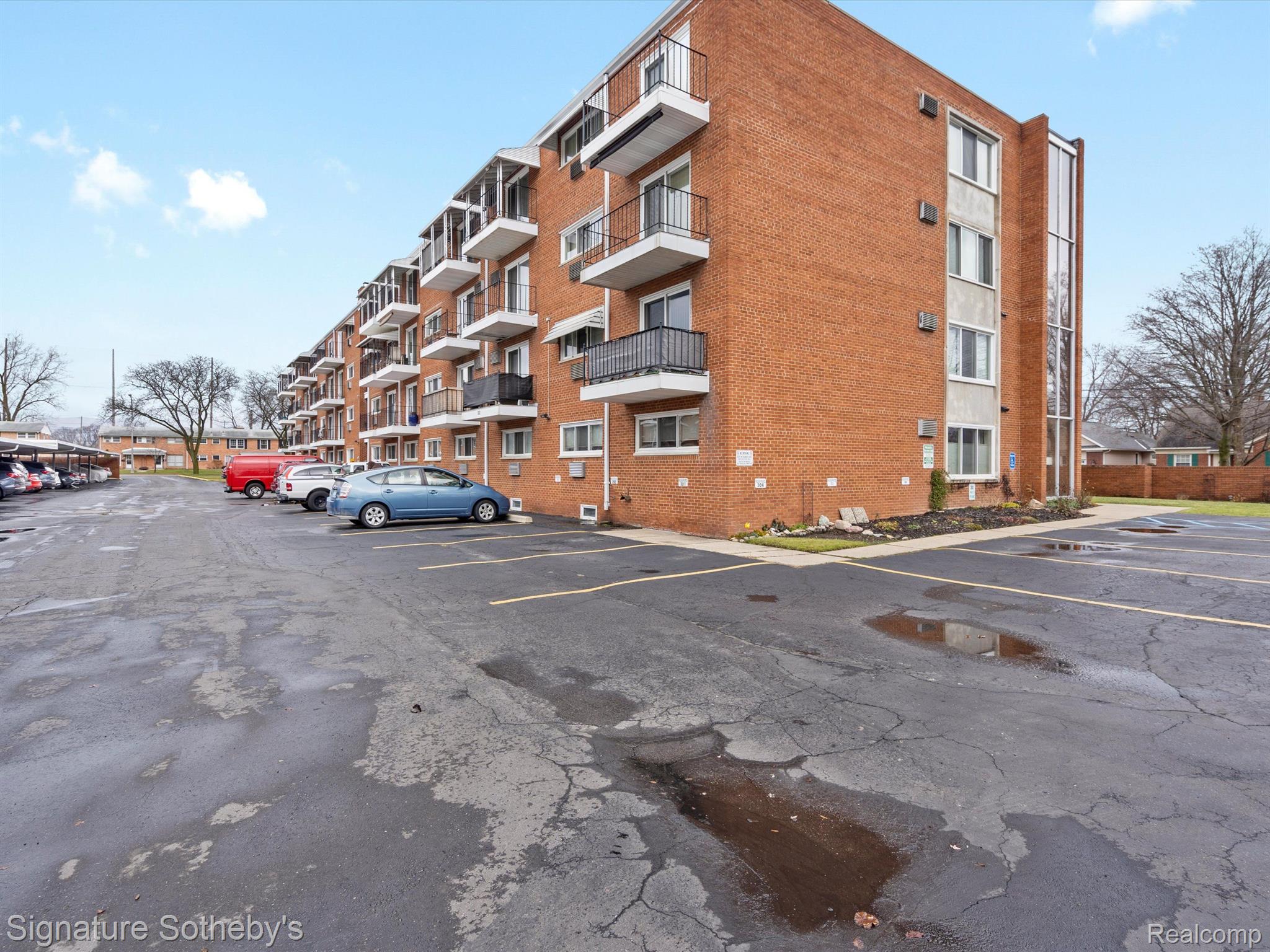 2820 WOODSLEE Drive Unit: 205