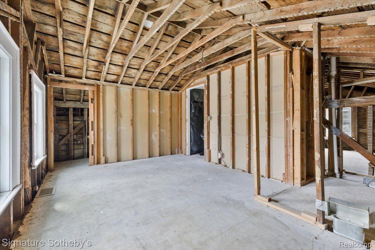 1545 N PONTIAC Trail