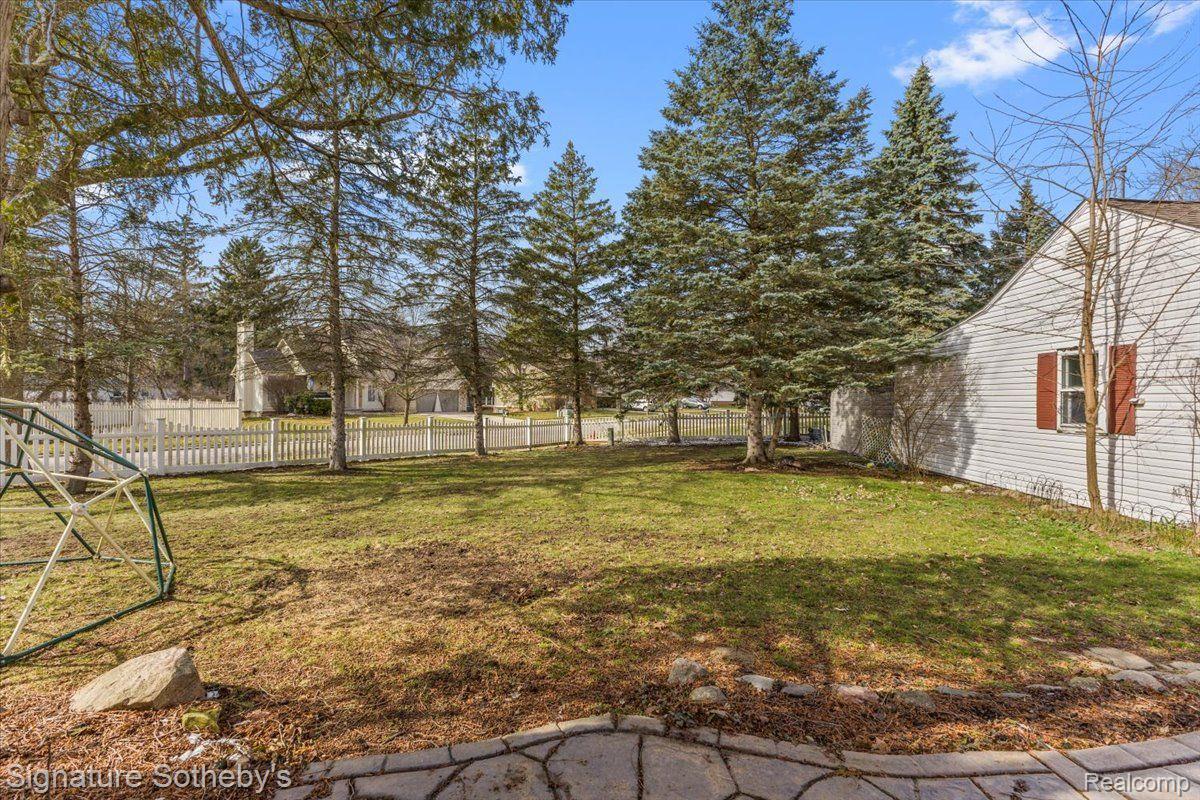 1545 N PONTIAC Trail