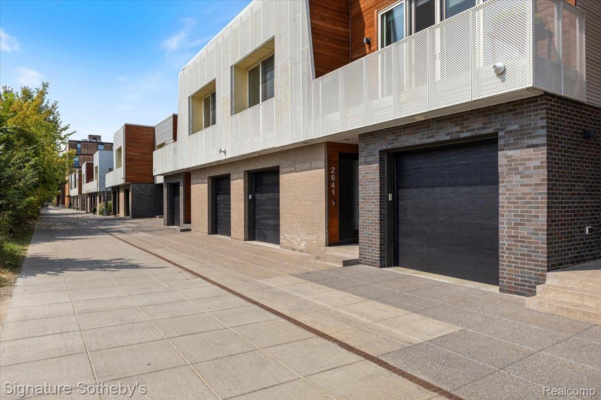 2643 BRUSH Street