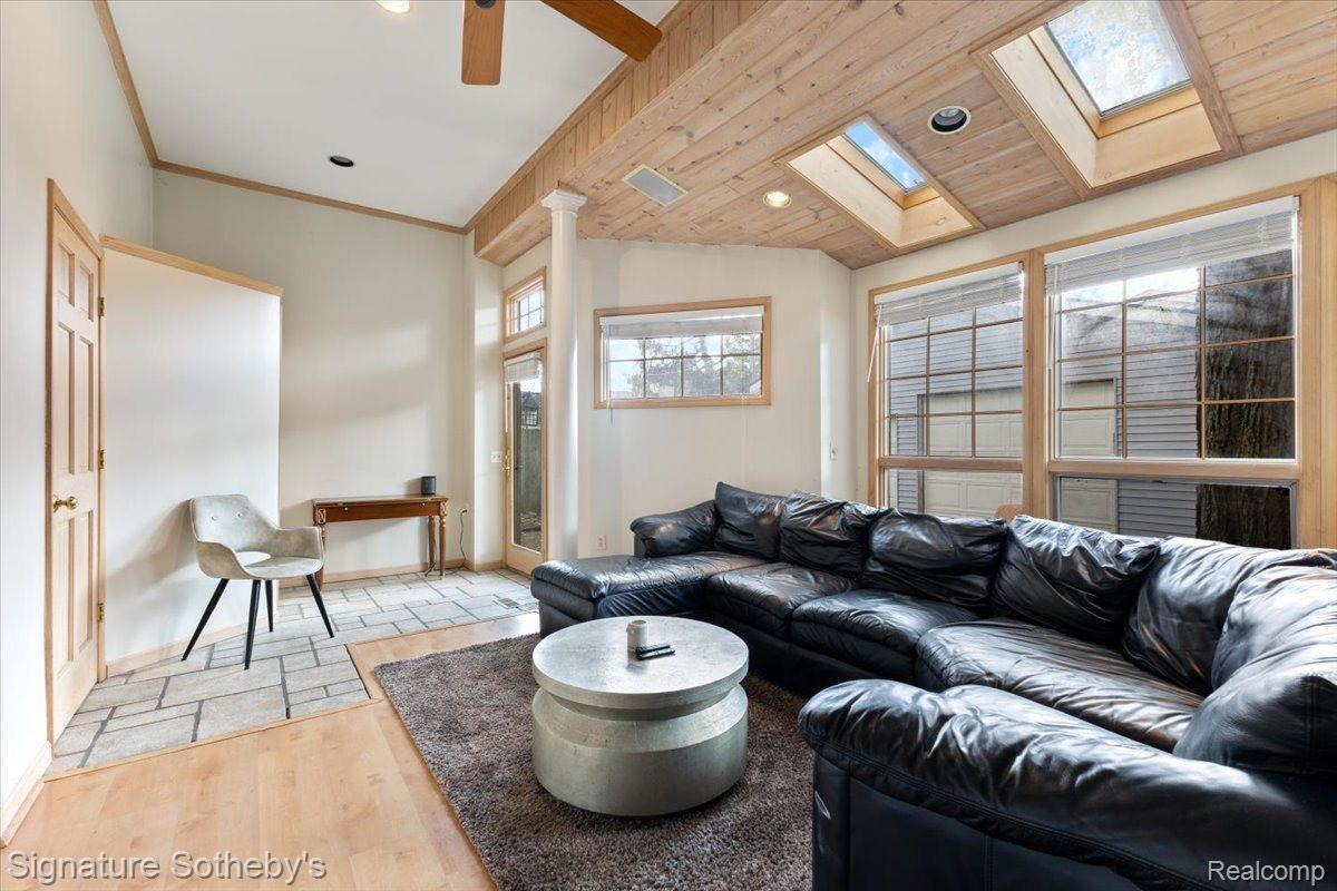 888 HUMPHREY AVE
