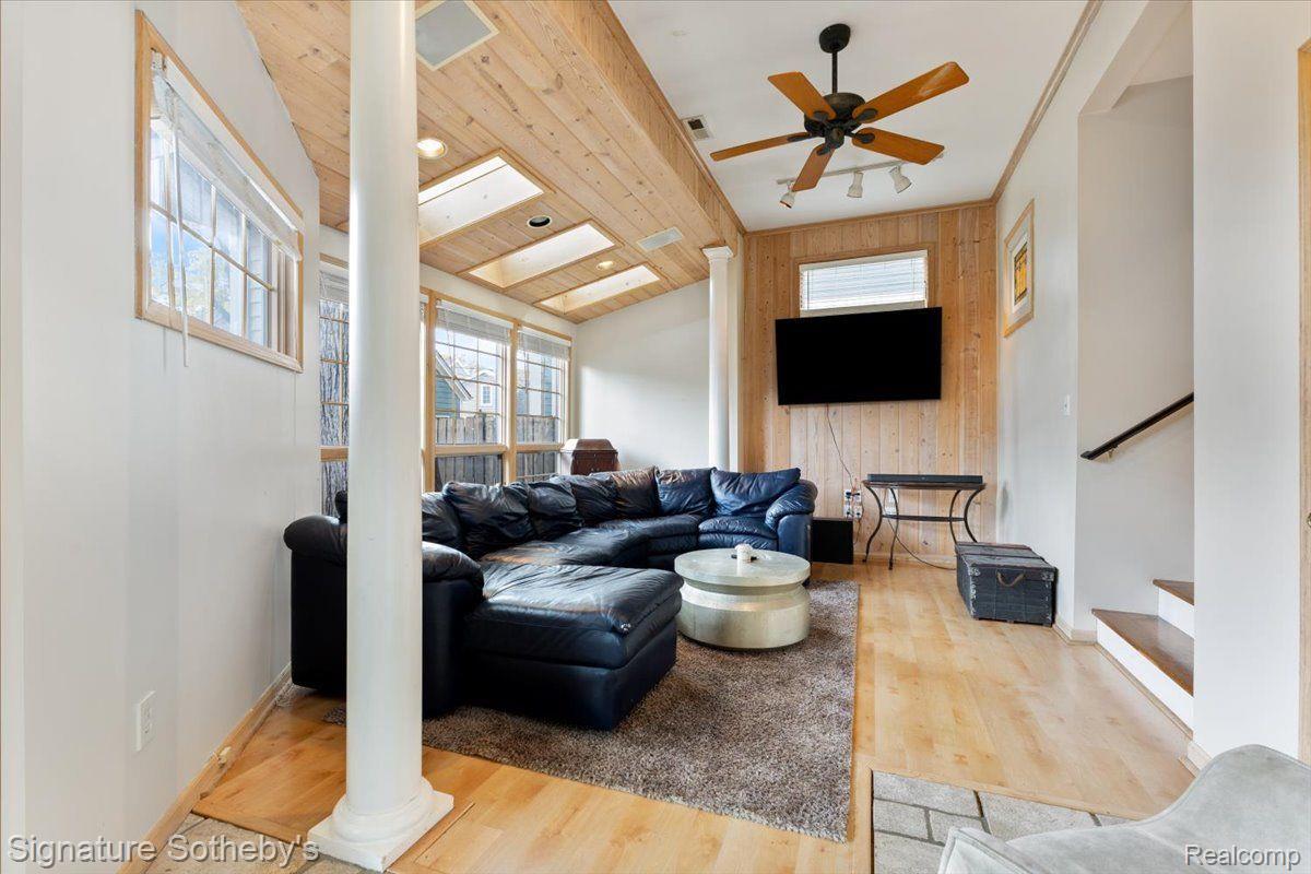 888 HUMPHREY AVE