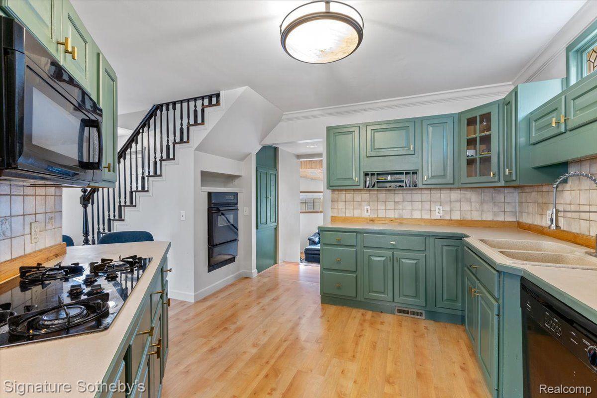 888 HUMPHREY AVE