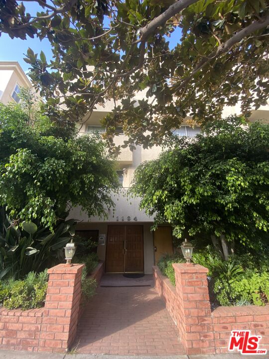 1164 Wellesley Ave Unit: 205