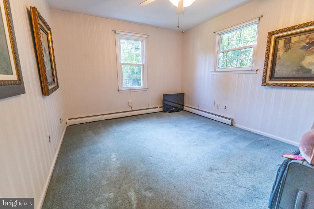 1141 SCHOOL HOUSE LANE