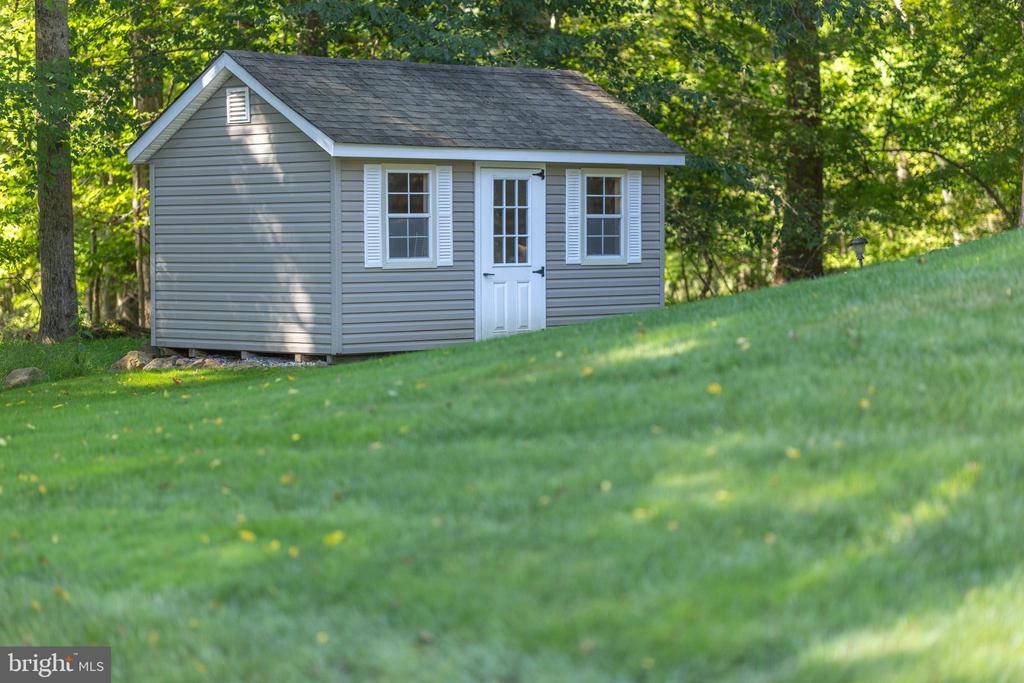 1141 SCHOOL HOUSE LANE