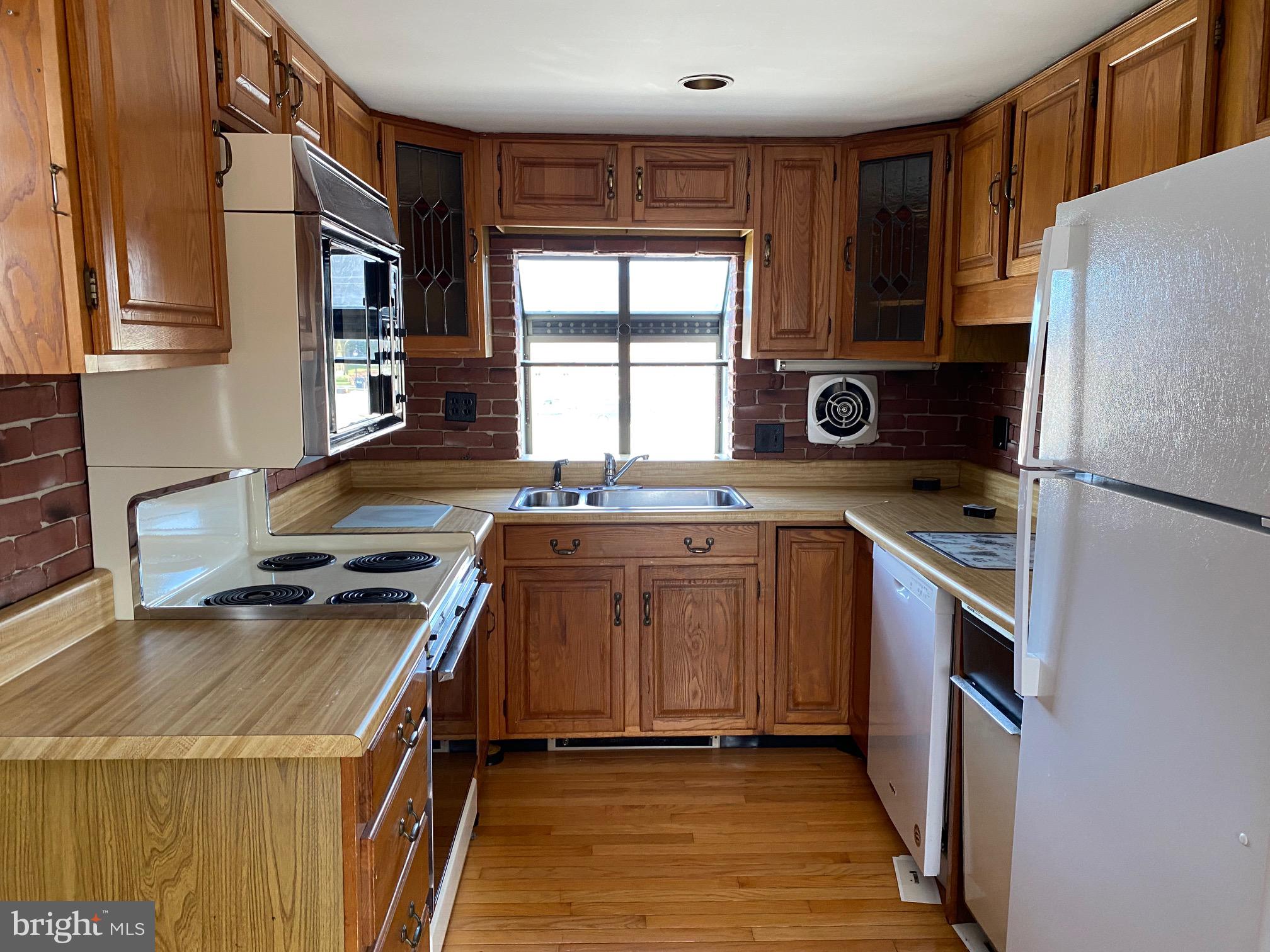 319 W 2nd St