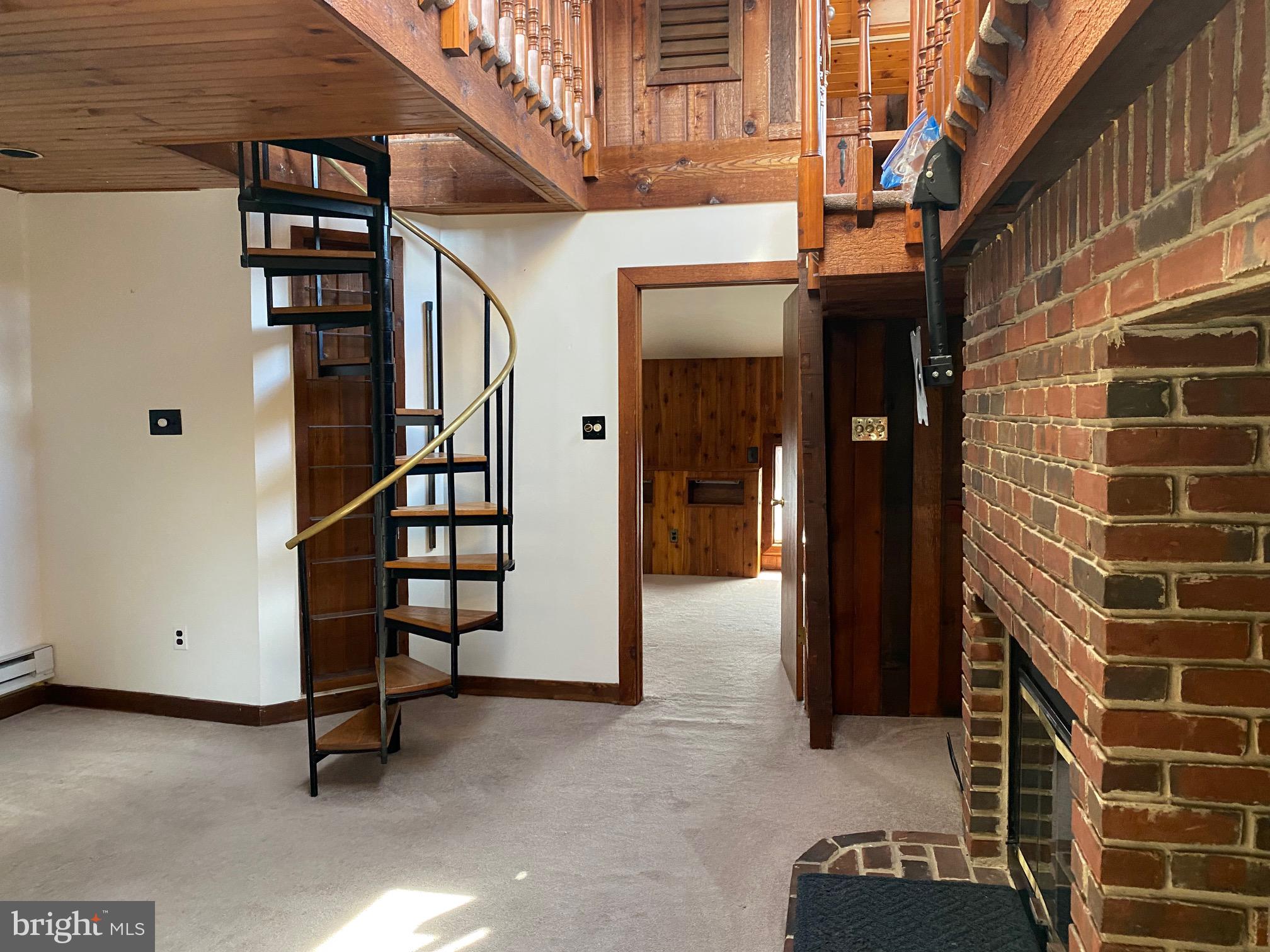 319 W 2nd St