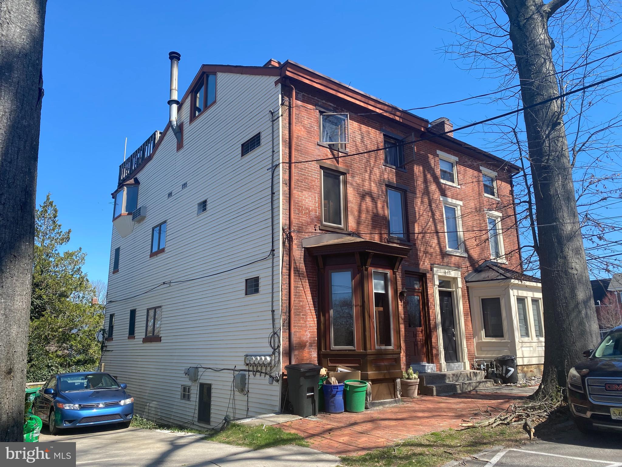319 W 2nd St