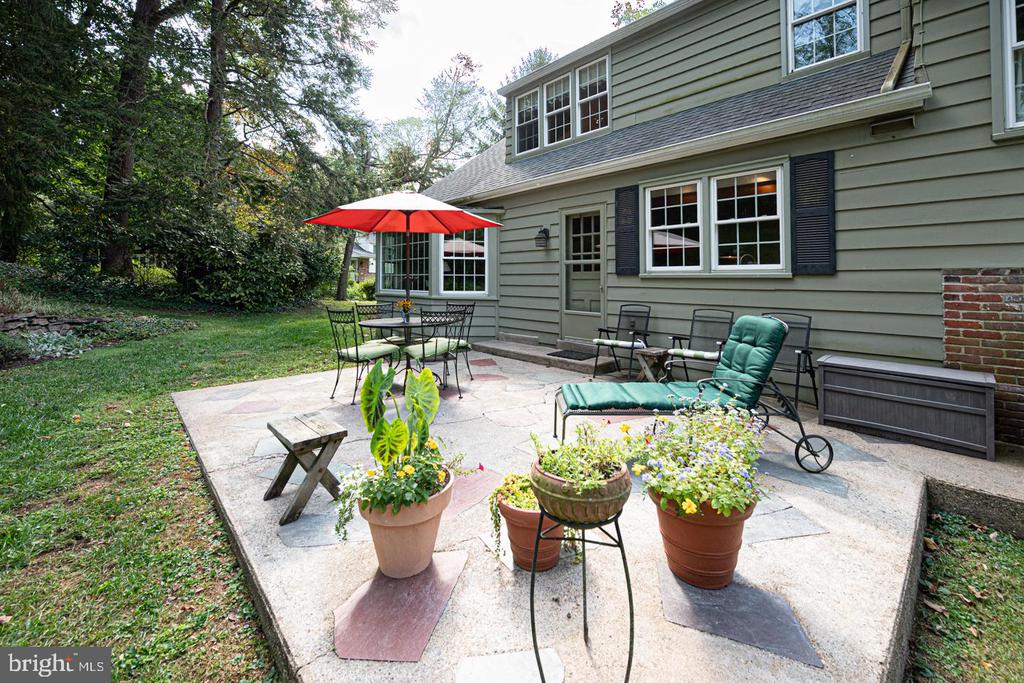 2 LOCUST LANE