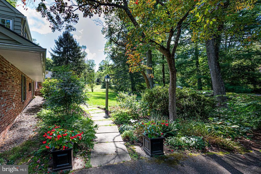 2 LOCUST LANE