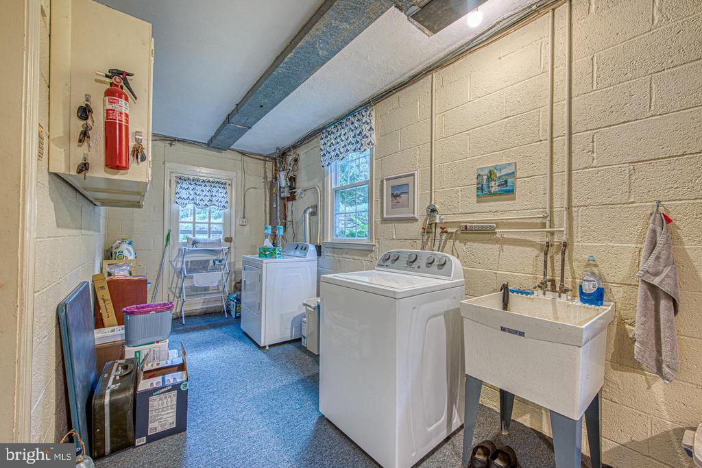 2 LOCUST LANE