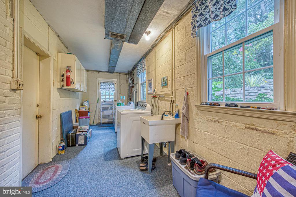 2 LOCUST LANE
