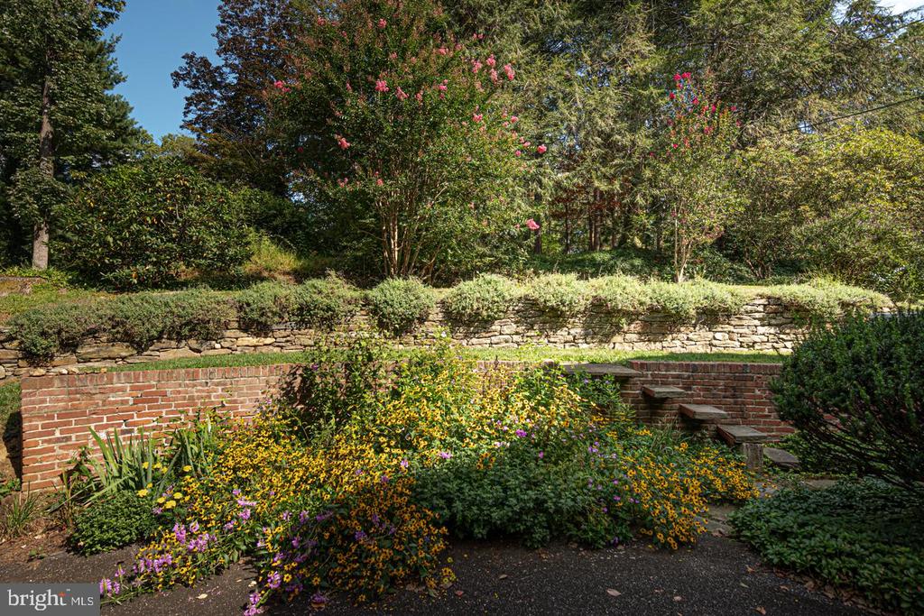 2 LOCUST LANE