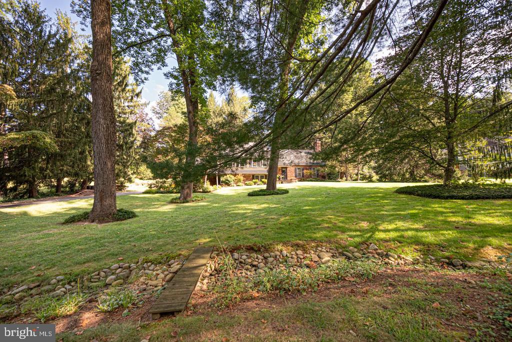 2 LOCUST LANE