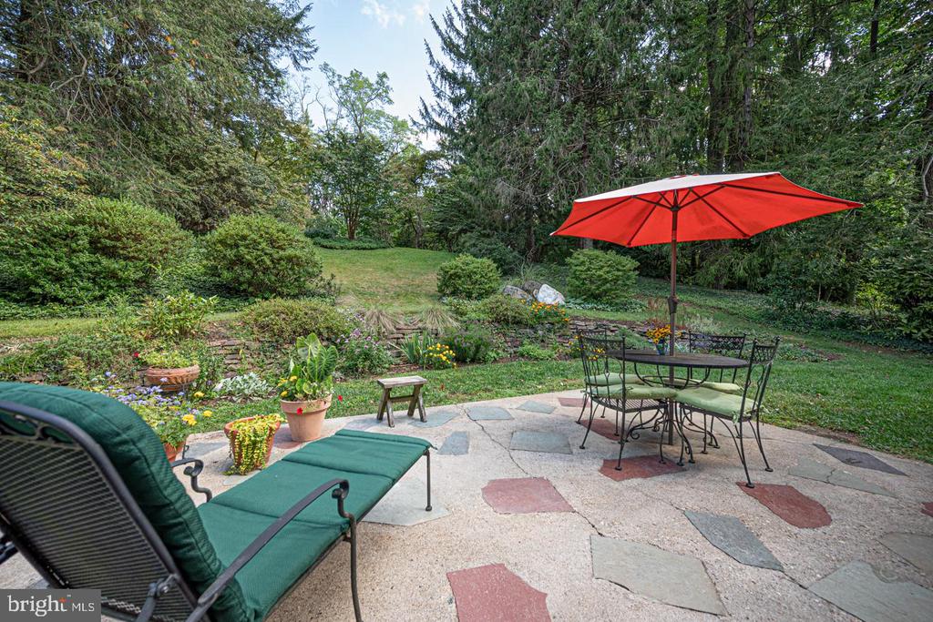 2 LOCUST LANE