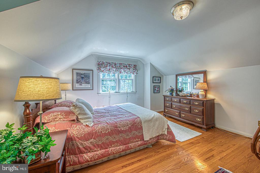 2 LOCUST LANE