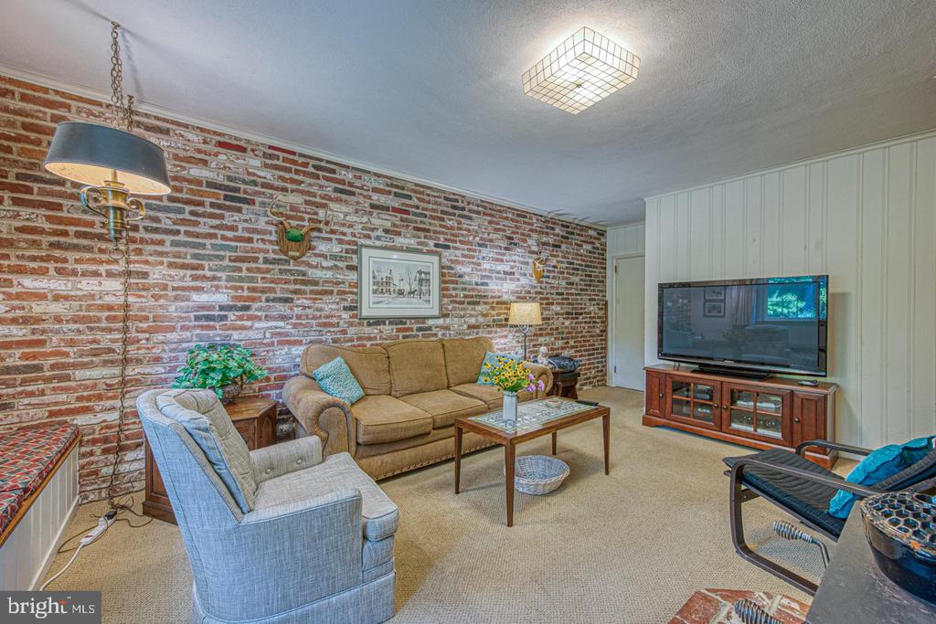2 LOCUST LANE