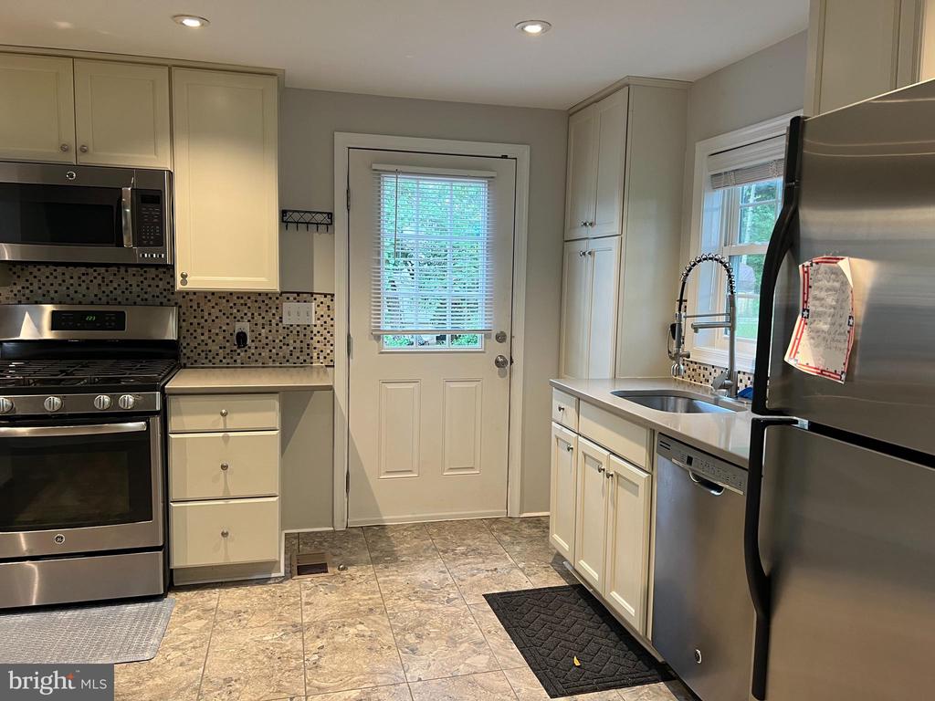 39 VAN LEER AVENUE