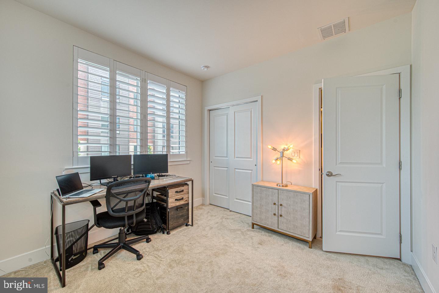 1001 Lakeview Ct #1001