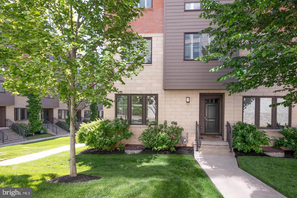 1001 LAKEVIEW CT #1001