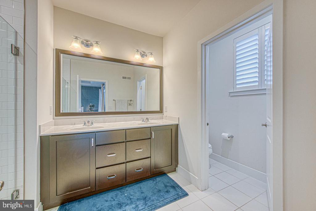 1001 LAKEVIEW CT #1001