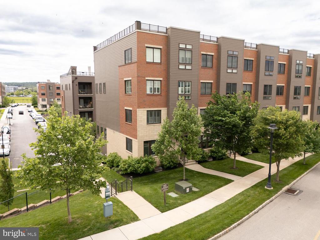 1001 LAKEVIEW CT #1001