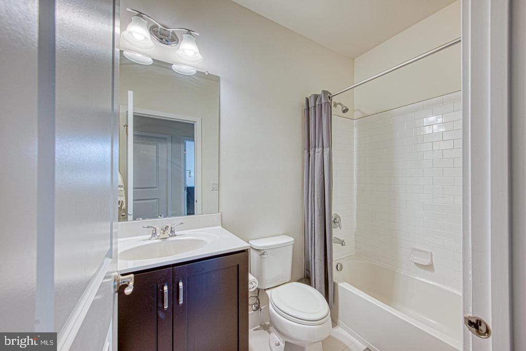 1001 LAKEVIEW CT #1001