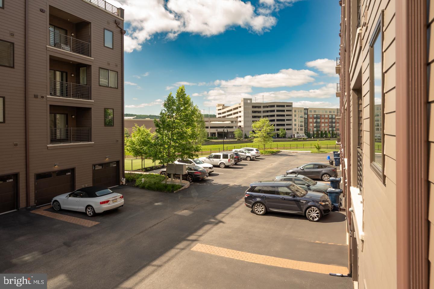 1001 LAKEVIEW CT #1001