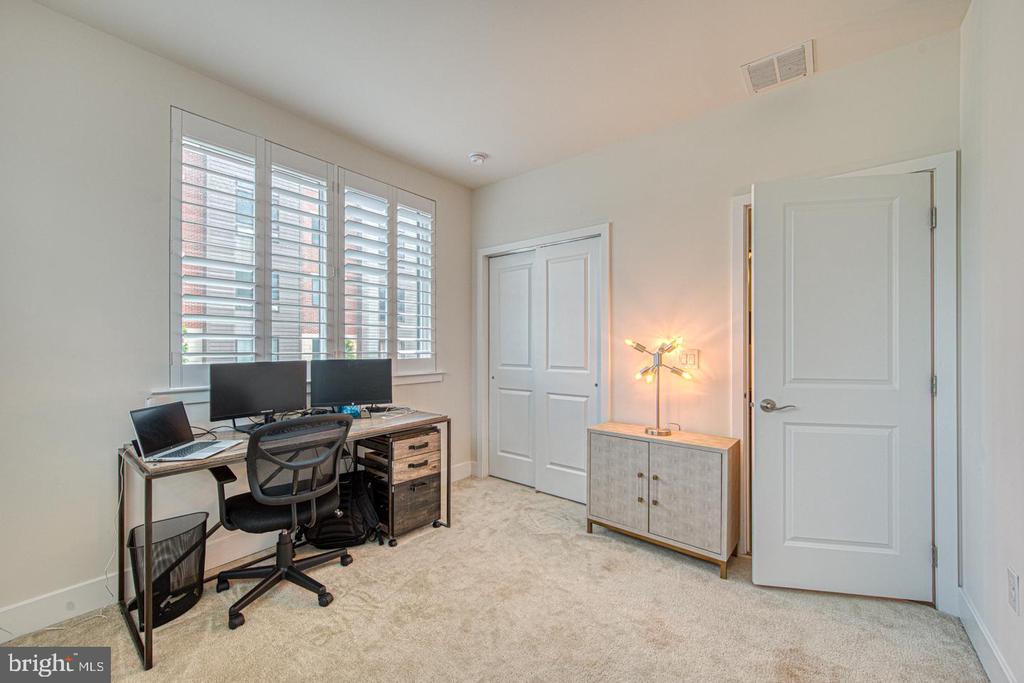 1001 LAKEVIEW CT #1001