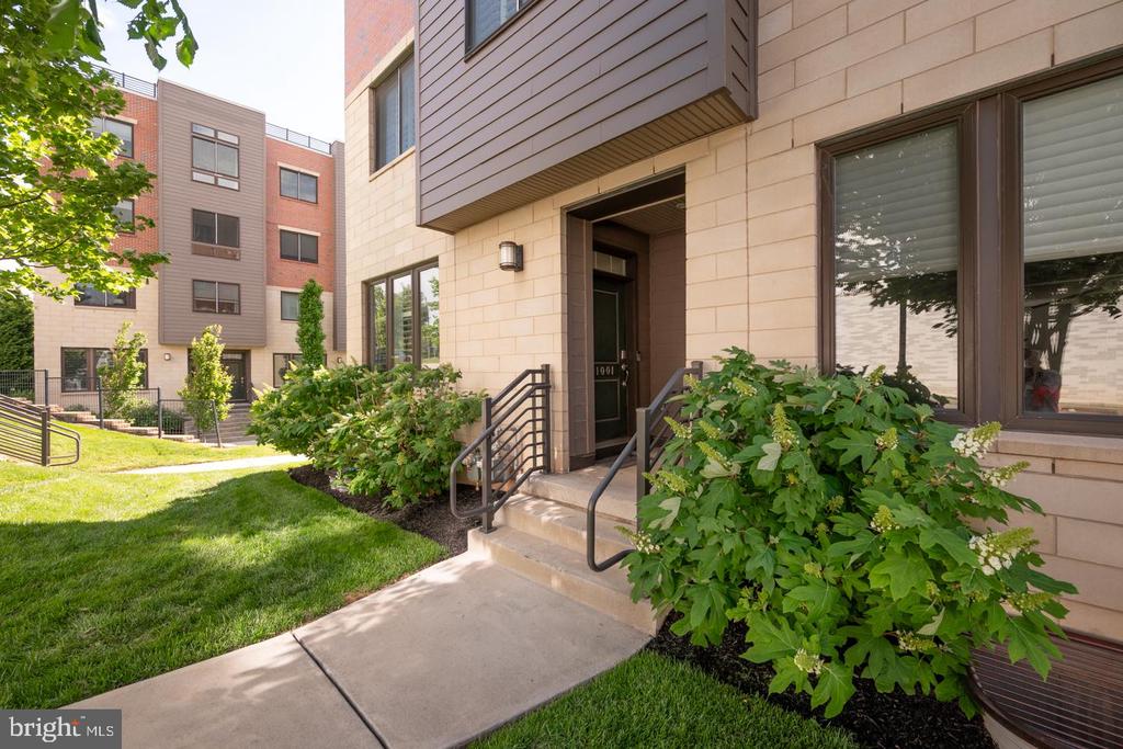 1001 LAKEVIEW CT #1001