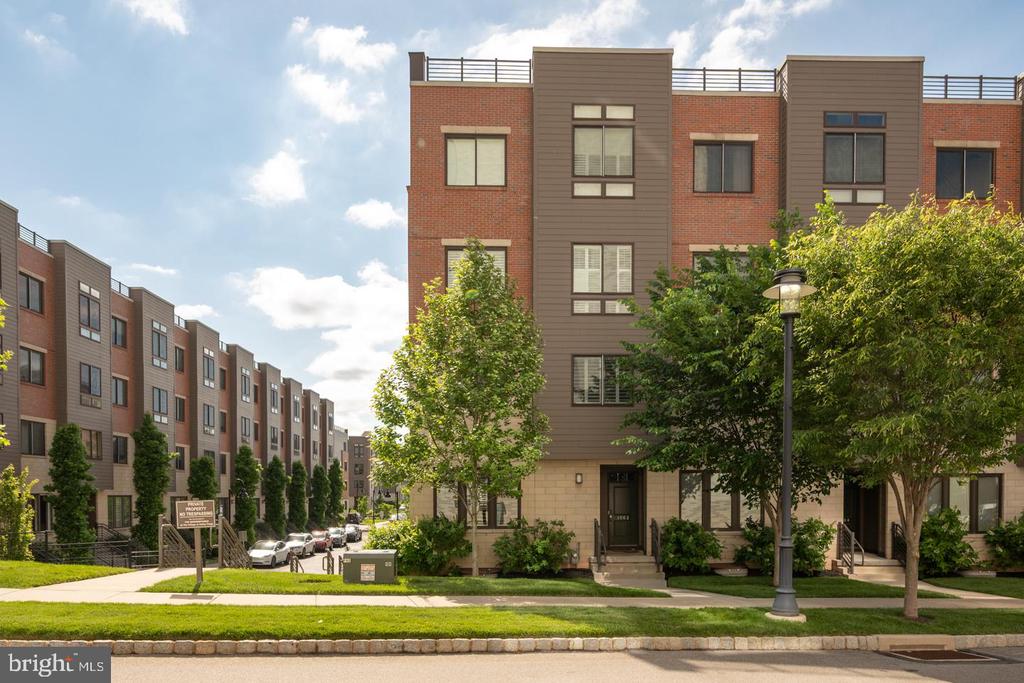 1001 LAKEVIEW CT #1001
