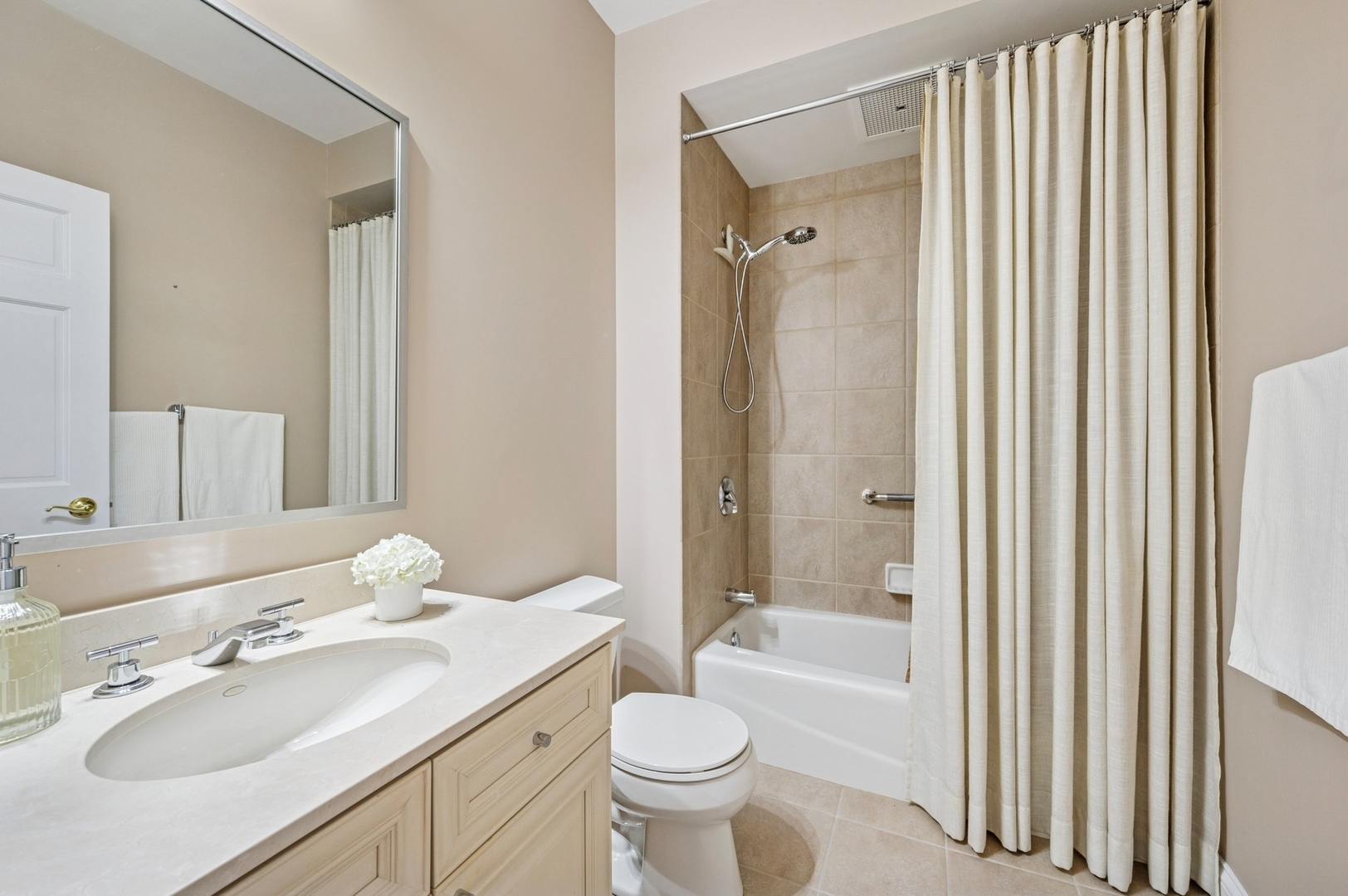 1122 N Dearborn Street Unit: 16H