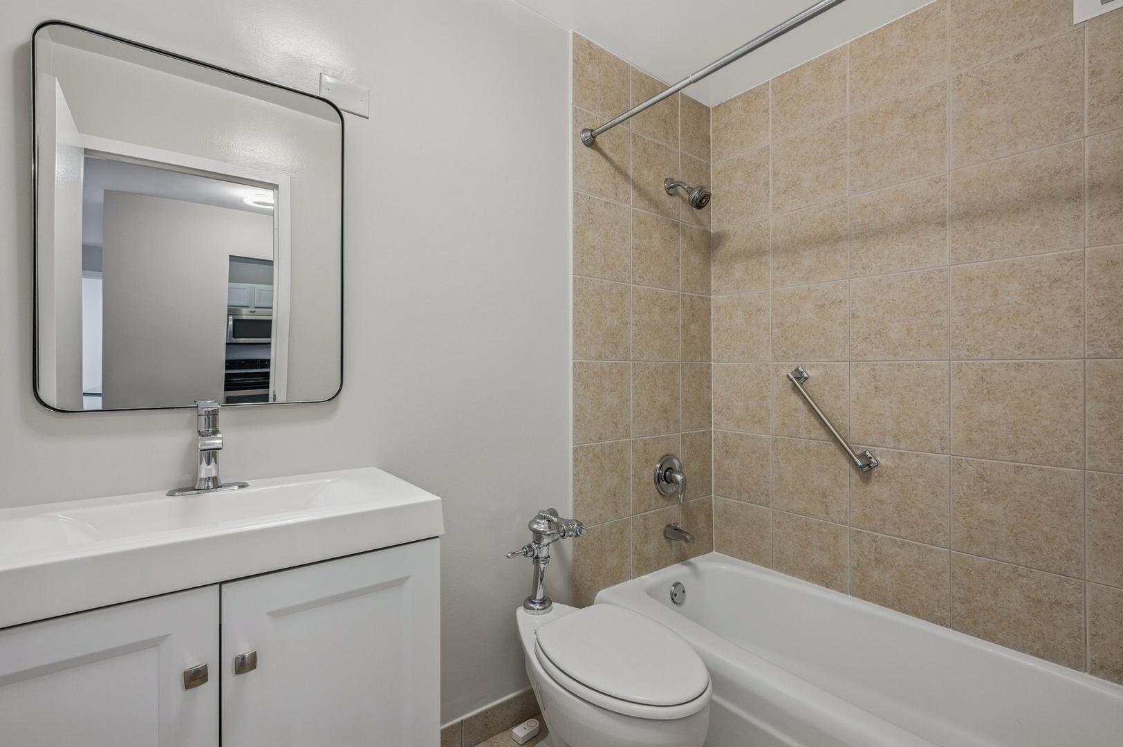 525 W Hawthorne Place Unit: 502