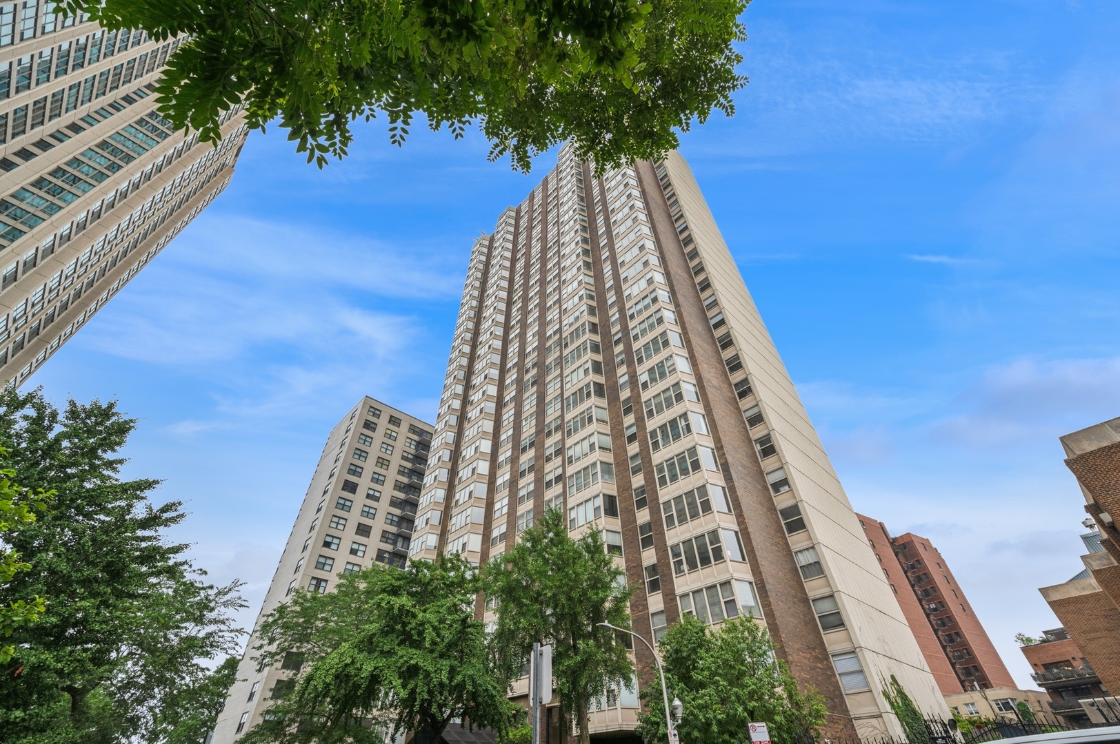 525 W Hawthorne Place Unit: 502