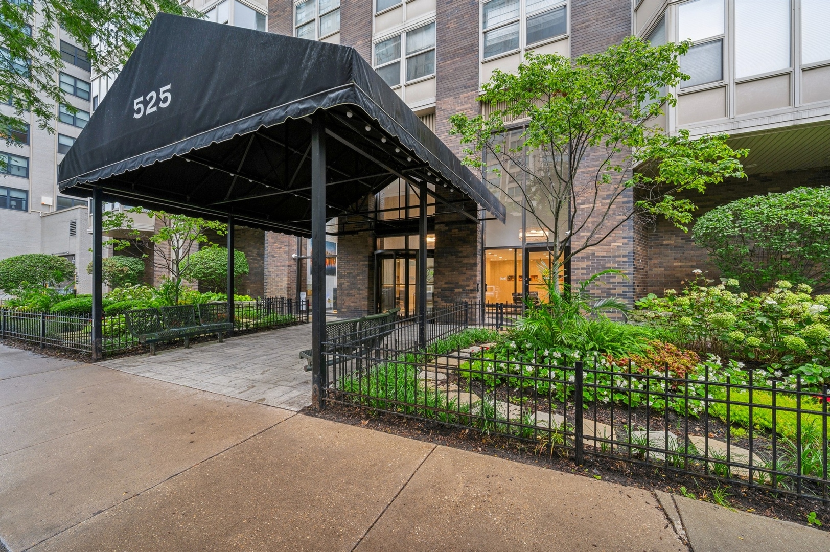 525 W Hawthorne Place Unit: 502