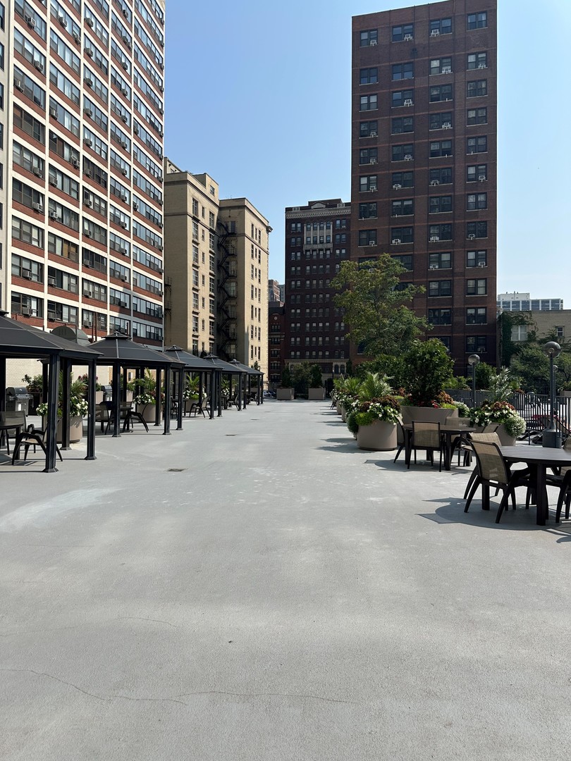 525 W Hawthorne Place Unit: 502