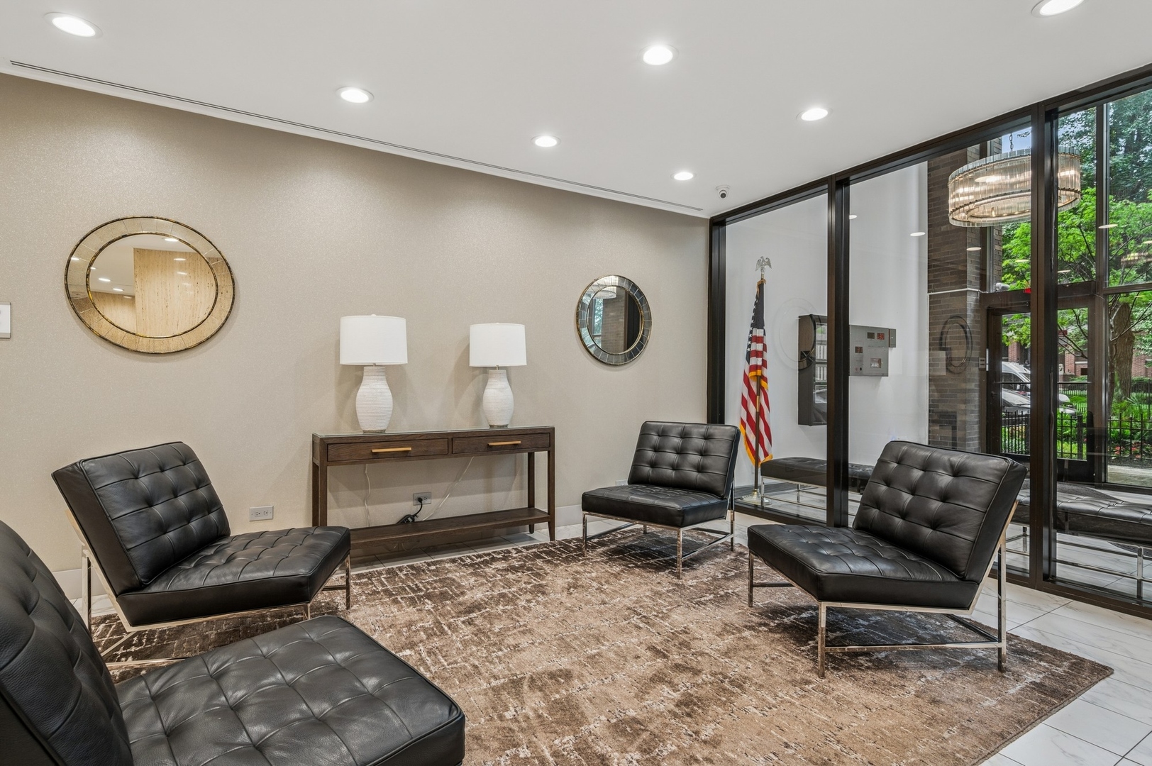 525 W Hawthorne Place Unit: 502